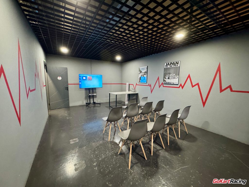 Картинг Race on в Москве. Комната брифинга в школе картинга. 