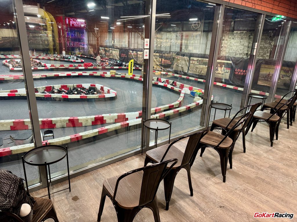 Вид на трассу из кафе на лонато картинг