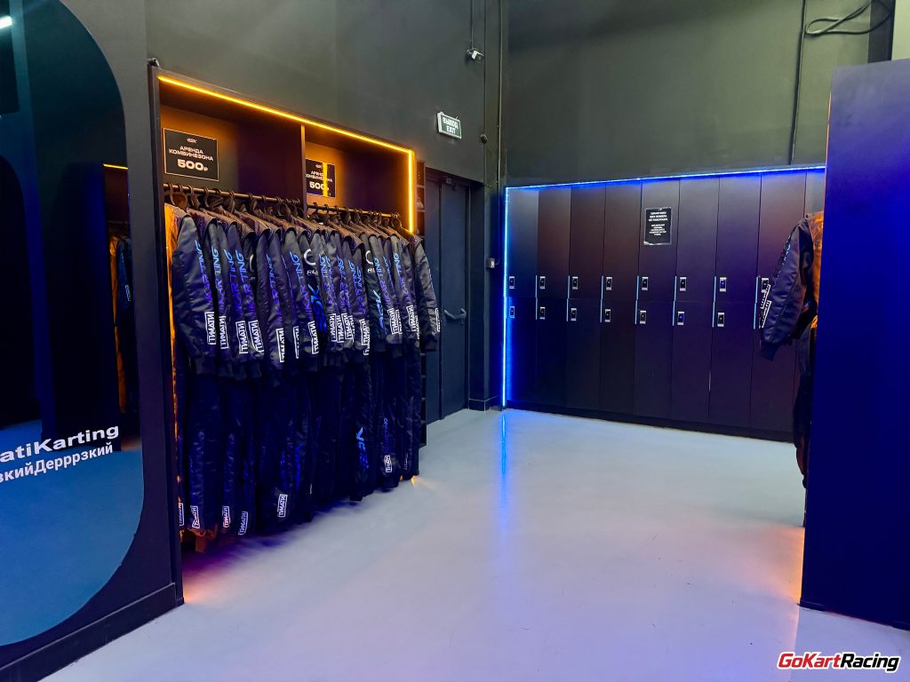 Вид со второго этажа на трассу Картинга