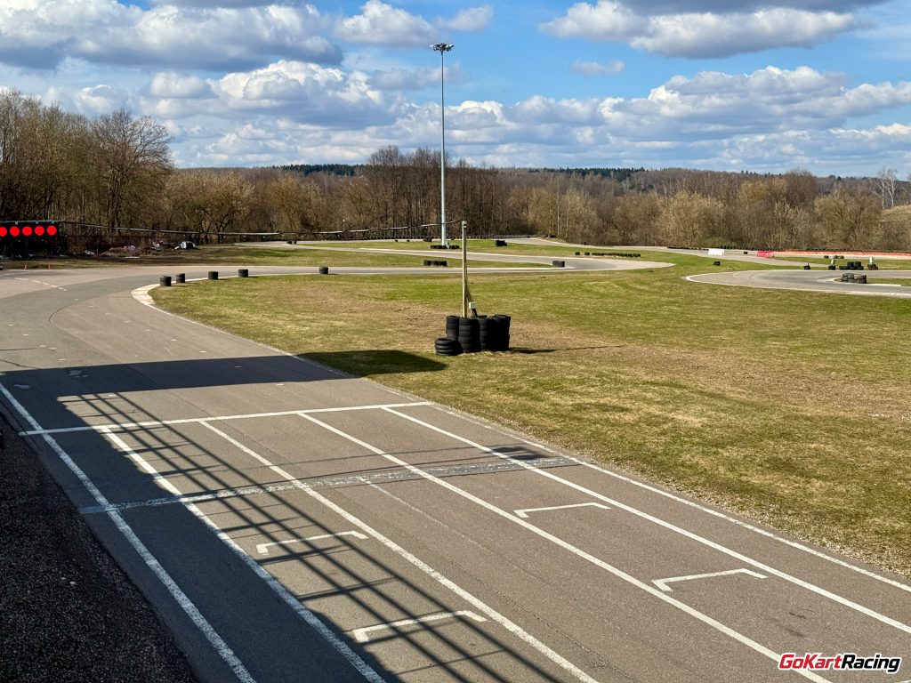 Стартовая прямая и первый поворот на маяк картинге